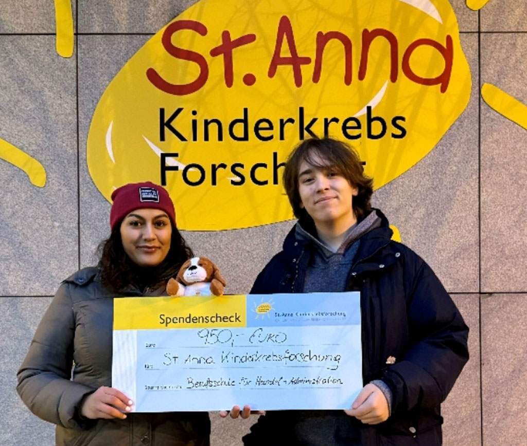 Bei der Scheckübergabe im St. Anna Kinderspital (Raghad Seif Aldin, Gabriel Jany).