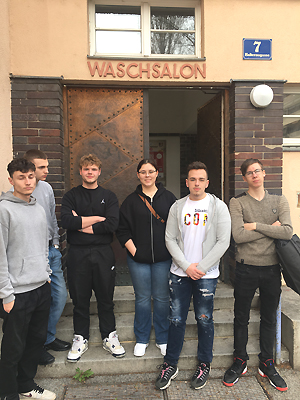 Schülerin und Schüler beim Besuch der Ausstellung.
