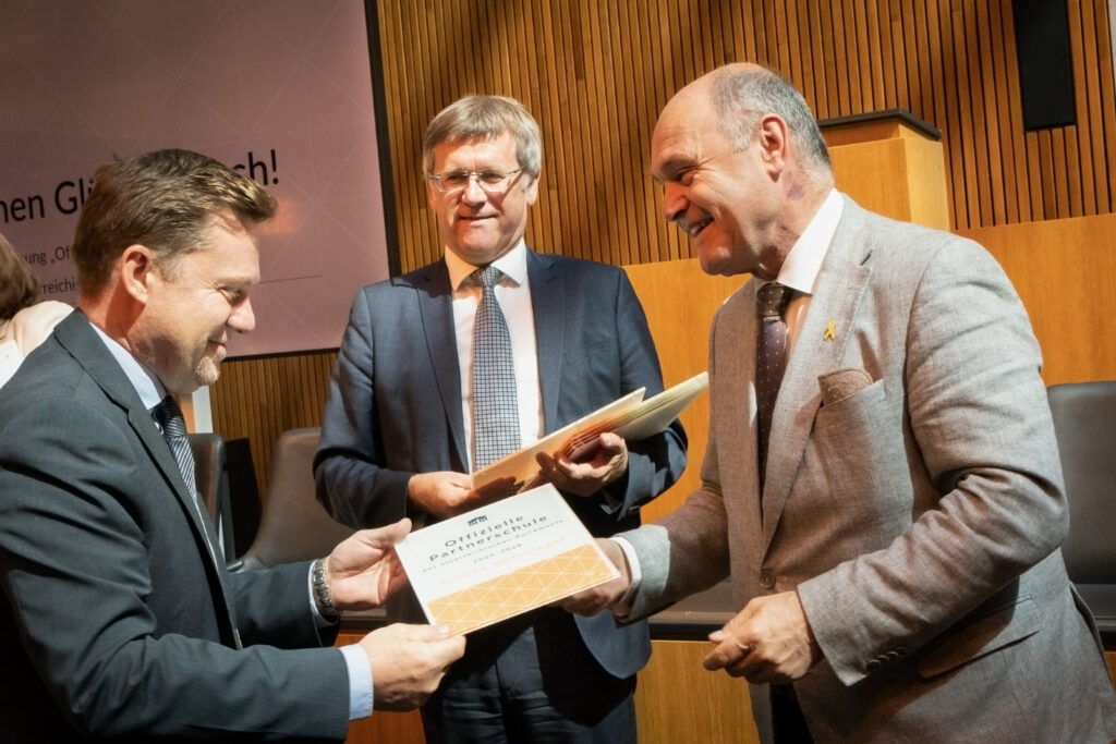 Überreichung des Gütesiegels „Offizielle Partnerschule des österreichischen Parlaments“ durch Nationalratspräsident Mag. Wolfgang Sobotka an Markus Steiner.