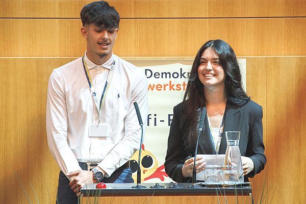 Schüler und Schülerin am Rednerpult.