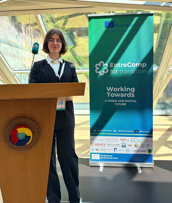Meryem Seydi auf der Abschlusskonferenz des EU-geförderten Erasmus+-Projekts EntreComp4Transition in Brüssel.