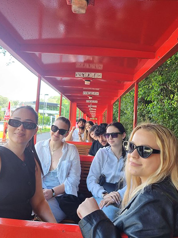 Mit der Donauparkbahn geht es flott durch das Naherholungsgebiet.
