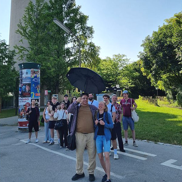 Gute Laune vor einem Wahrzeichen Wiens: dem Donauturm.