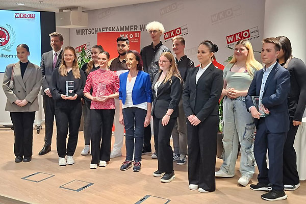 Gruppenbild mit allen Finalisten und Finalisten des Junior Sales Champion 2025 in Wien.