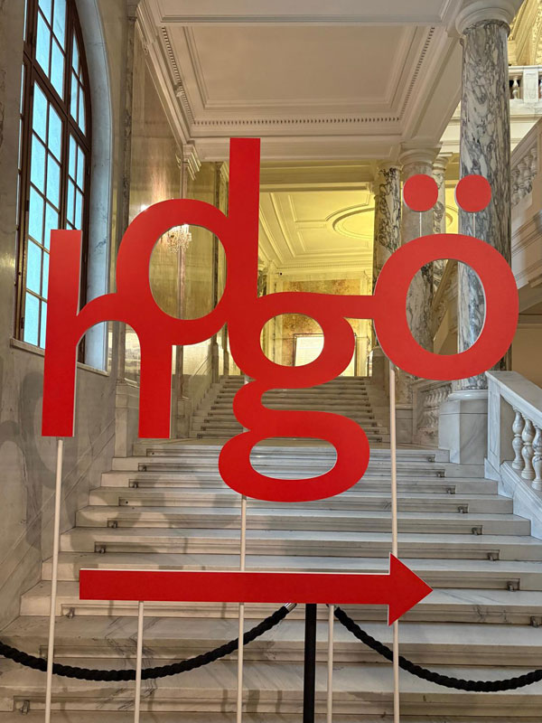 Hinweis auf den Eingang zum Haus der Geschichte.
