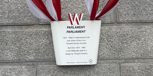 Hinweistafel für das Parlament als besonderer Bau von historischer, kultureller und architektonischer Bedeutung.