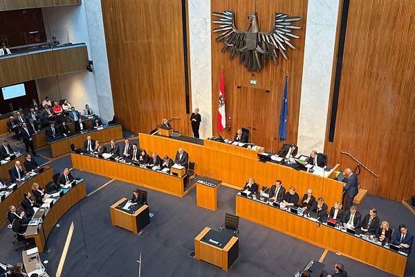 Blick von der Zuschauertribüne in den Plenarsaal. Der Bundeskanzler spricht von der Regierungsbank aus.