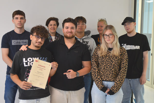 Die erfolgreiche Klasse mit Urkunde.