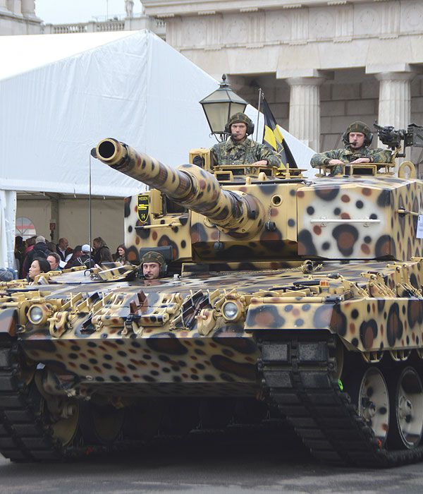 Militärische Fahrzeuge und Ausrüstung wurden präsentiert.