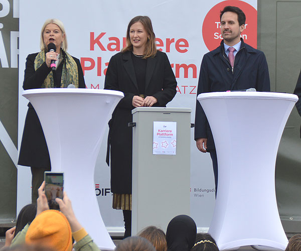 Verteidigungsministerin Klaudia Tanner, Integrationsministerin Claudia Plakolm und Bildungsminister Christoph Wiederkehr bei der Karriereplattform am Heldenplatz.