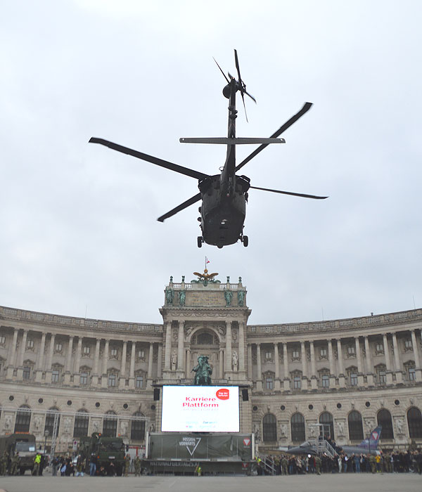 Teil des Programms am Heldenplatz: Landung eines Black Hawk-Hubschraubers.