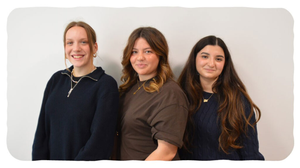 Schülerinnen- und Schülervertretung im SJ 2025/26: Begüm GÜNER (Schulsprecherin, mitte), Chelsea AMSTER (1. Stellvertreterin, links), Ela CAKIRER (2. Stellvertreterin, rechts)