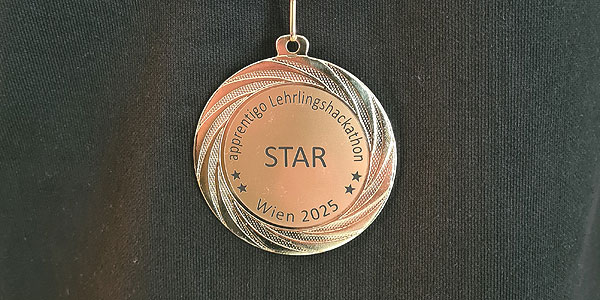 Medaille für die erfolgreiche Teilnahme am Lehrlingshackathon 2025 in Wien.