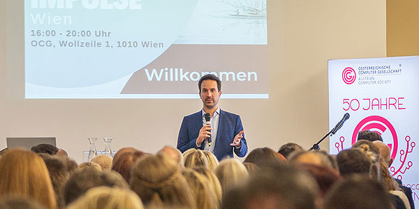 Bildungsminister Christoph Wiederkehr bei der Überreichung der Preise.