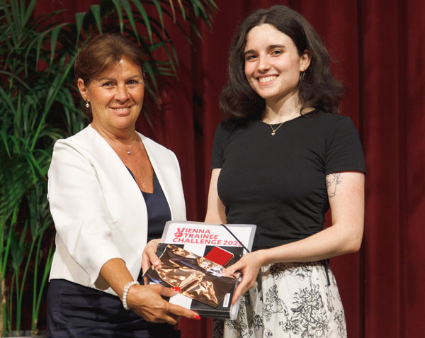 Renate Anderl (Präsidentin der AK) überreicht Ariane Helldorff auf der Gala der VIENNA TRAINEE CHALLENGE einen Preis. (© Arman Rasteger).