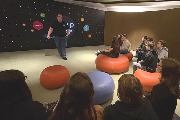 Im Financial Life Park (FLIP) wird spielerisch Finanzkompetenz interaktiv und durch einen Tourleiter persönlich vermittelt.