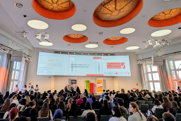 Volle Reihen im Veranstaltungssaal des Bildungszentrum der AK Wien.