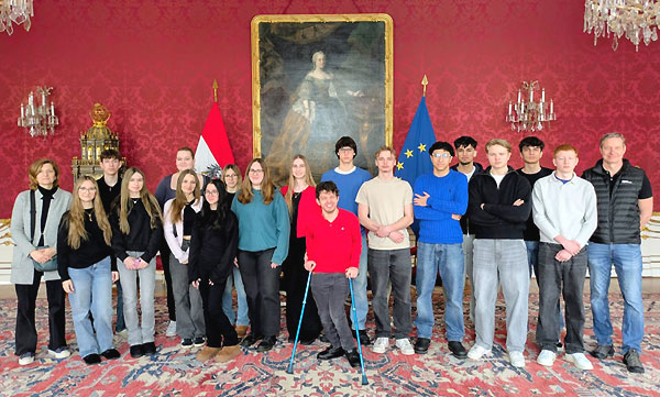 Vor der Angelobung? Die Schülerinnen und Schüler haben vor dem berühmten Bild von Maria Theresia Aufstellung genommen für ein Gruppenbild.