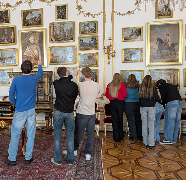 Beim Betrachten von Geschichte. Schüler sehen sich Portraitbilder in der Präsidentschaftskanzlei an.