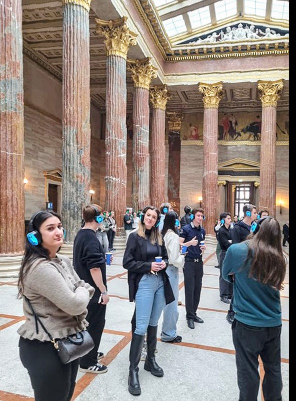 In der Säulenhalle des österreichischen Parlaments.