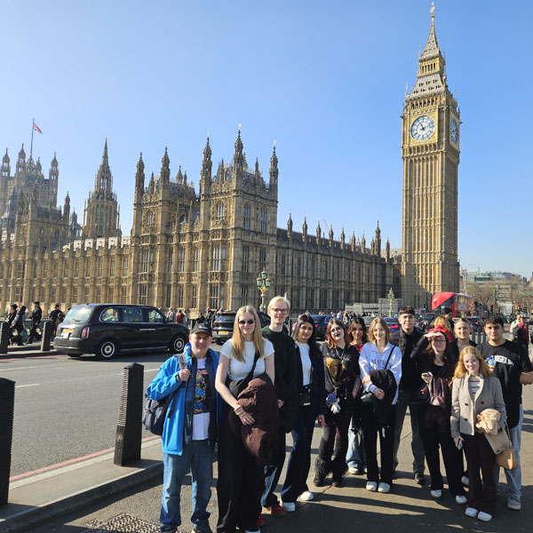 London: Die Klasse vor dem Parlament (Houses of Parliament).