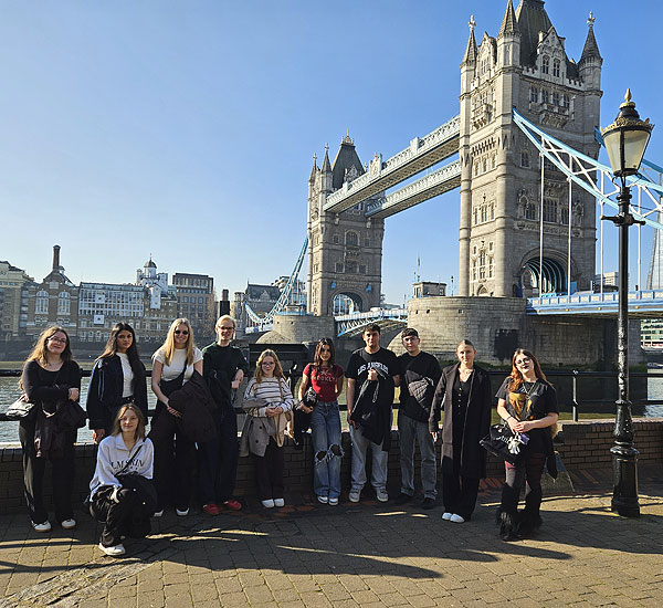 London: Die Klasse vor der Tower Bridge.