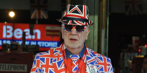 London: Mann gekleidet in einem Anzug, der mit der britischen Flagge bedruckt ist.