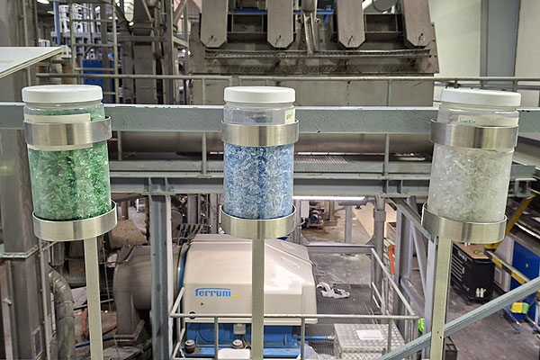 PET-Flakes (Flocken): Die erste Stufe des Recyclingprozesses, nachdem in einer Mühle die Flaschen zu Flocken zerkleinert wurden.