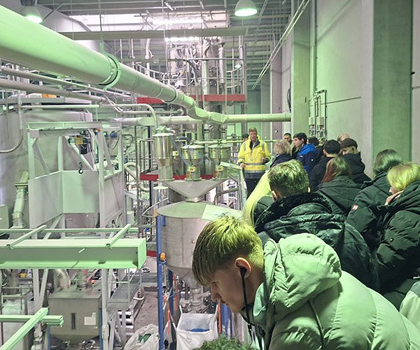 In der Pet-to-Pet Fabrikhalle.