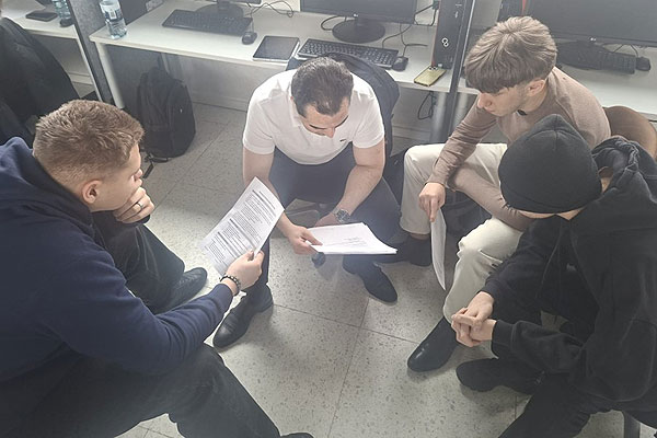 Schüler beim KI-Workshop an der Schule.