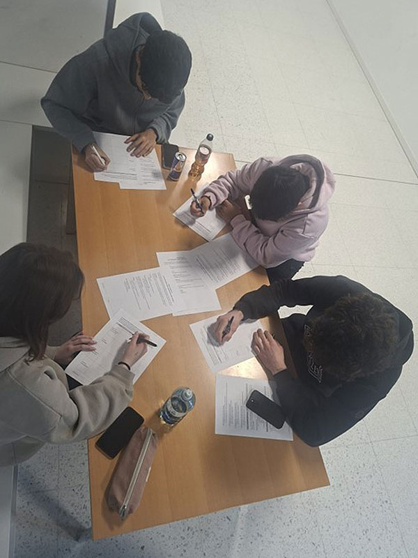 Schüler beim KI-Workshop an der Schule.