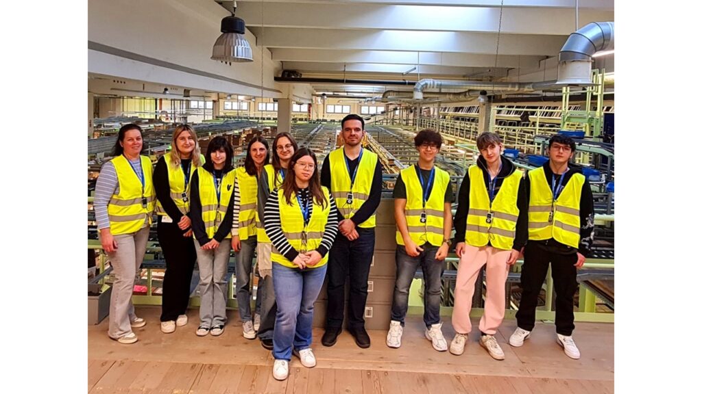 Schülerinnen und Schüler im Logistikzentrum der Herba Chemosan.