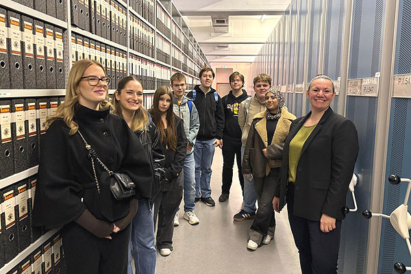 Schülerinnen und Schüler beim Besuch der Administrativen Bibliothek des Bundes.