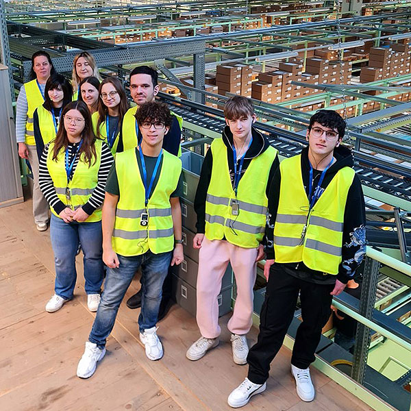 Schülerinnen und Schüler im Logistikzentrum der Herba Chemosan Apotheker-AG.
