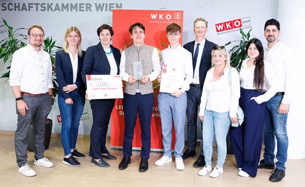 Gruppenbild der erfolgreichen Teilnehmer und die Vertreterinnen und Vertreter der Lehrbetriebe (Kellner & Kunz AG und Rexel Austria GmbH) sowie die Schulleiterin und der Stellvertreter.