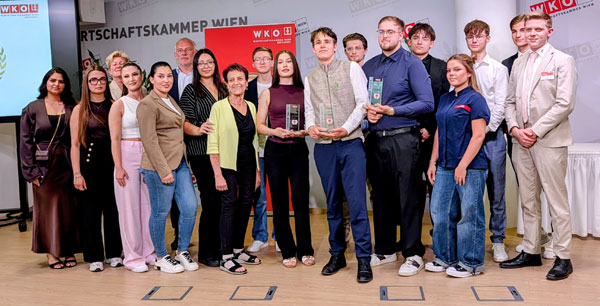 Gruppenbild aller Teilnehmerinnen und Teilnehmer des Wettbewerbs Junior Sales Champion Wien 2026 sowie den Spartenobmännern und -frauen der Wirtschaftskammer Wien.