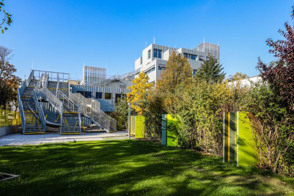 Gartenansicht der Volks- und Berufsschule (© Stadt Wien / Christian Fürthner)