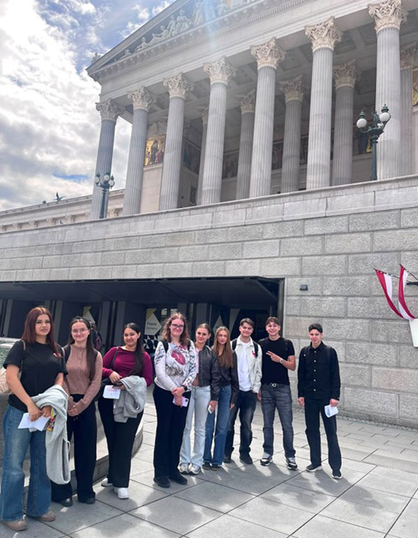 Schülerinnen und Schüler der 1SIA vor dem Parlament.