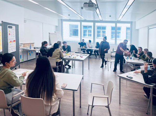 Die Schüler beim Planspiel Wirtschaft.