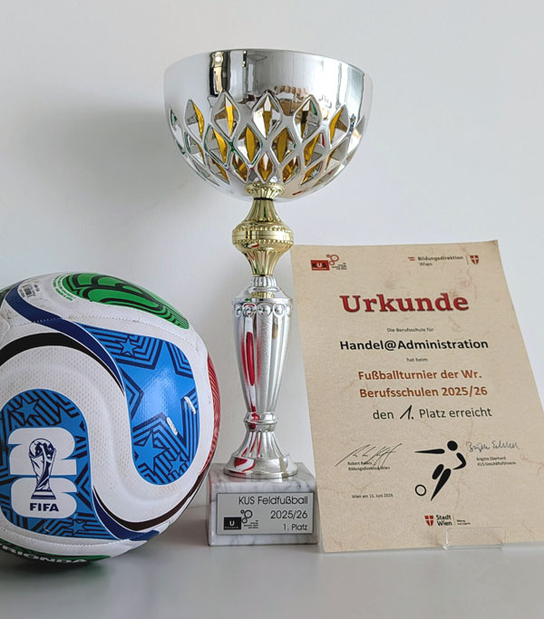 Der Ball der Saison, der Pokal und die Urkunde.