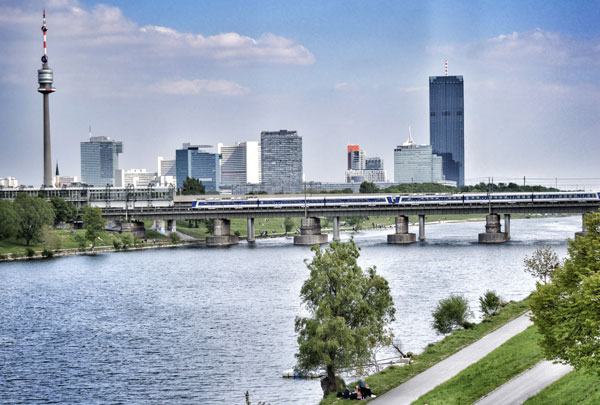 UNO-City von der Donauinsel aus gesehen.