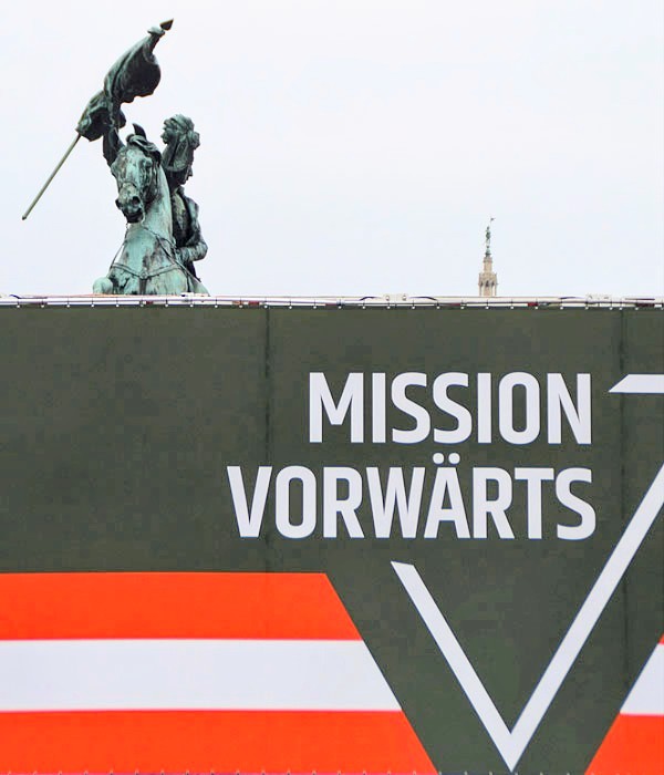 Plakat am Heldenplatz